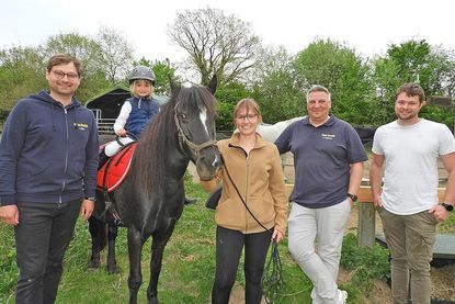 Hannah Goldt (Mi.) und Pony Balu freuen sich auf die Kinder, die zur kostenlosen Reittherapie kommen. Der Kiwanis Club Ahrensbök macht das Projekt möglich, Lennart Muhs, Marko Kindermann und Christoph Jürgens (v.li.) nehmen die Anmeldungen entgegen.