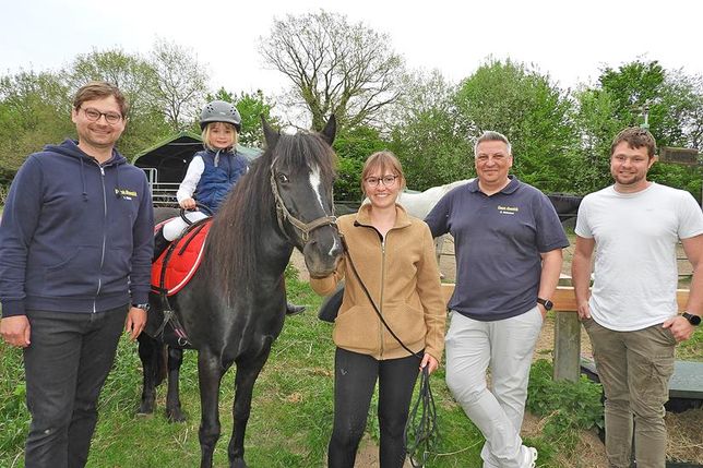 Hannah Goldt (Mi.) und Pony Balu freuen sich auf die Kinder, die zur kostenlosen Reittherapie kommen. Der Kiwanis Club Ahrensbök macht das Projekt möglich, Lennart Muhs, Marko Kindermann und Christoph Jürgens (v.li.) nehmen die Anmeldungen entgegen.