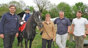 Hannah Goldt (Mi.) und Pony Balu freuen sich auf die Kinder, die zur kostenlosen Reittherapie kommen. Der Kiwanis Club Ahrensbök macht das Projekt möglich, Lennart Muhs, Marko Kindermann und Christoph Jürgens (v.li.) nehmen die Anmeldungen entgegen.