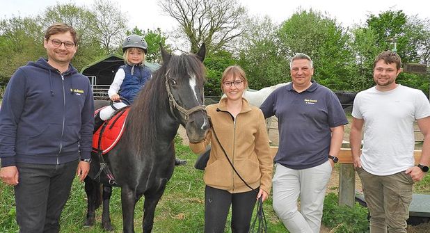Hannah Goldt (Mi.) und Pony Balu freuen sich auf die Kinder, die zur kostenlosen Reittherapie kommen. Der Kiwanis Club Ahrensbök macht das Projekt möglich, Lennart Muhs, Marko Kindermann und Christoph Jürgens (v.li.) nehmen die Anmeldungen entgegen.