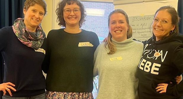 V.l.: Anna Kropp, Lea Arp, Lisa Krüger und Jana Krüger vom Bündnis „Schönberg bleibt bunt“ organisierten die Veranstaltung.