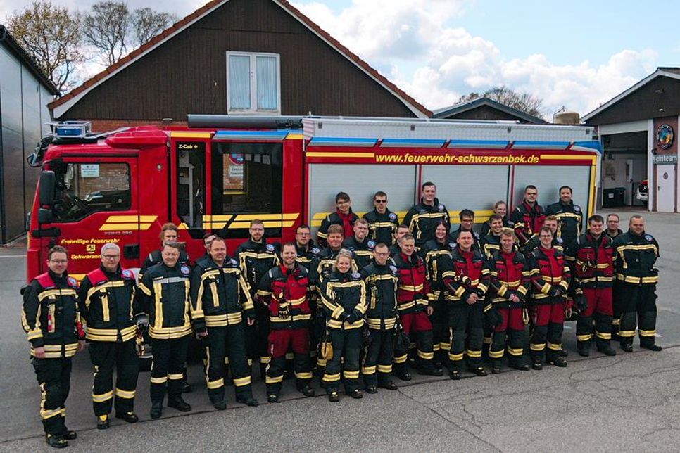 Die Kameradinnen und Kameraden der Freiwilligen Feuerwehren Grömitz und Schwarzenbek.