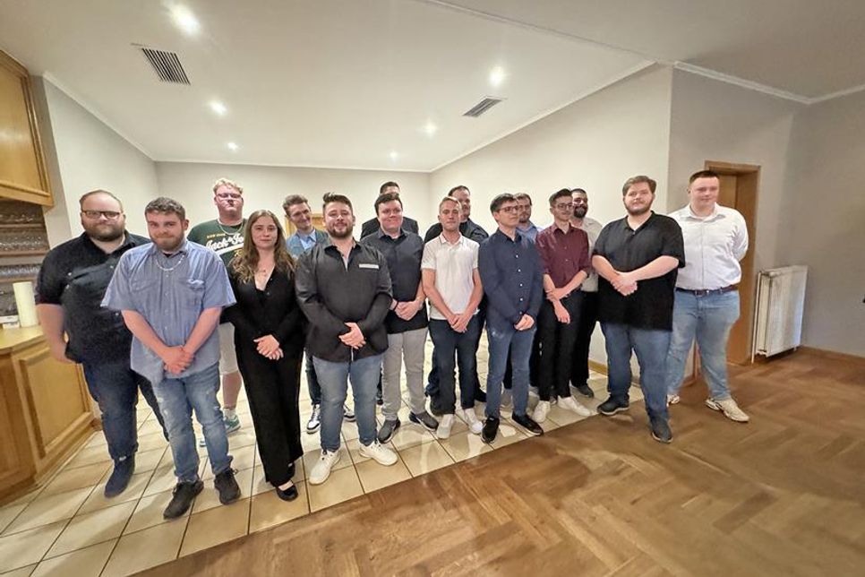 Das sind die in der Abschlussprüfung 2024 erfolgreichen Junggesellinnen und Junggesellen des Fleischerhandwerks.