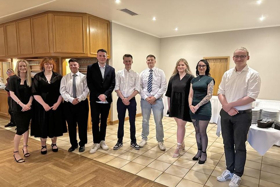 Diese sind die in der Abschlussprüfung 2024 erfolgreichen Fachverkäuferinnen und -verkäufer im Lebensmittelhandwerk mit Schwerpunkt Fleischerei.