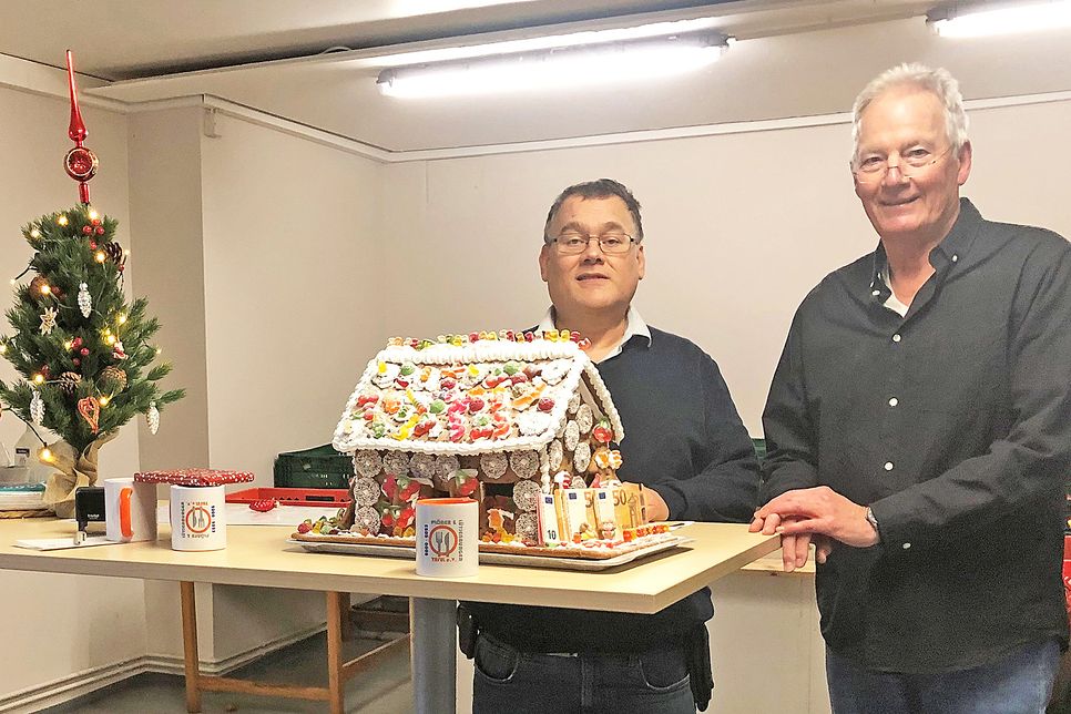 Pfarrhelfer Frank Fischer vom Militärpfarramt (l.) überreichte das Lebkuchenhaus und den Spendenbetrag an Stefan Thomsen, Vorstandsmitglied der Plöner Tafel.