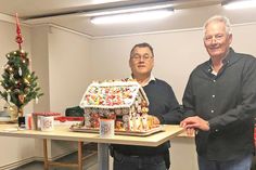 Pfarrhelfer Frank Fischer vom Militärpfarramt (l.) überreichte das Lebkuchenhaus und den Spendenbetrag an Stefan Thomsen, Vorstandsmitglied der Plöner Tafel.