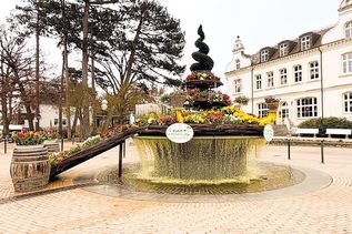 Frühlingshighlight am Timmendorfer Platz: Der Osterbrunnen erstrahlt wieder in neuer Blütenpracht