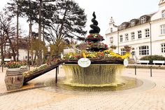 Frühlingshighlight am Timmendorfer Platz: Der Osterbrunnen erstrahlt wieder in neuer Blütenpracht