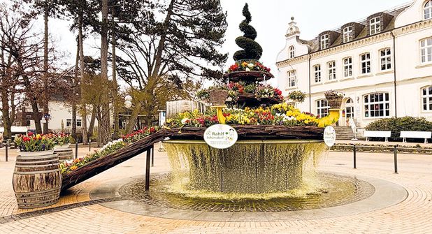 Frühlingshighlight am Timmendorfer Platz: Der Osterbrunnen erstrahlt wieder in neuer Blütenpracht