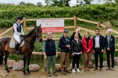 Vertreter des Pferdesport- und Fördervereins Süseler Baum sowie der Sparkasse Holstein und der Stiftungen der Sparkasse Holstein.
