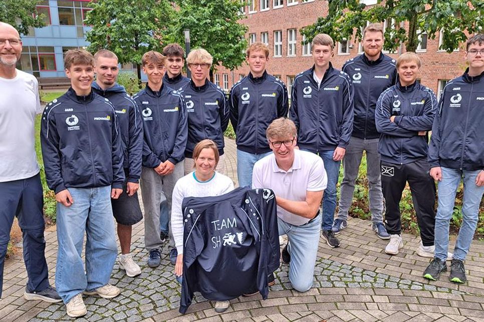 Am Montag wurde das „Team Schleswig-Holstein“ mit den traditionellen Landessiegerjacken ausgestattet. Neun Schüler des FSG fahren zum Bundesfinale nach Berlin.