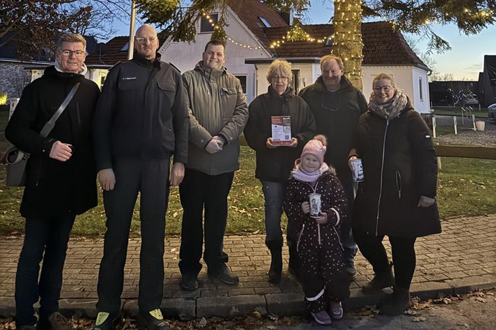 Christopher Peters, Arne Landschoof von der Freiwilligen Feuerwehr Guttau, Stephan Perner - Vorsitzender „Kinder auf Schmetterlingsflügeln“ und Familie Biallas (v. lks.).
