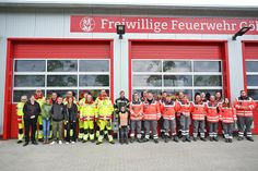 Nach der gemeinsamen Übung von DRK, ASB und Feuerwehr Göhl stellten sich die Einsatzkräfte zu einem gemeinsamen Gruppenbild vor dem Gebäude der Feuerwehr Göhl auf. Wegen der fortgeschrittenen Zeit und anderer Termine konnten leider nicht mehr alle Feuerwehrkameraden beim Fototermin anwesend sein.