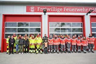 Nach der gemeinsamen Übung von DRK, ASB und Feuerwehr Göhl stellten sich die Einsatzkräfte zu einem gemeinsamen Gruppenbild vor dem Gebäude der Feuerwehr Göhl auf. Wegen der fortgeschrittenen Zeit und anderer Termine konnten leider nicht mehr alle Feuerwehrkameraden beim Fototermin anwesend sein.
