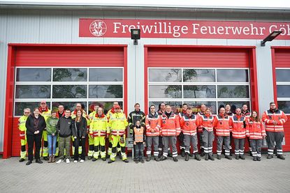 Nach der gemeinsamen Übung von DRK, ASB und Feuerwehr Göhl stellten sich die Einsatzkräfte zu einem gemeinsamen Gruppenbild vor dem Gebäude der Feuerwehr Göhl auf. Wegen der fortgeschrittenen Zeit und anderer Termine konnten leider nicht mehr alle Feuerwehrkameraden beim Fototermin anwesend sein.