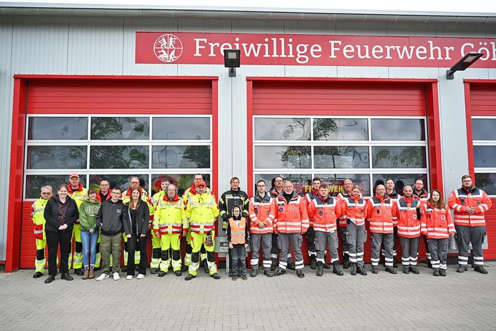 Nach der gemeinsamen Übung von DRK, ASB und Feuerwehr Göhl stellten sich die Einsatzkräfte zu einem gemeinsamen Gruppenbild vor dem Gebäude der Feuerwehr Göhl auf. Wegen der fortgeschrittenen Zeit und anderer Termine konnten leider nicht mehr alle Feuerwehrkameraden beim Fototermin anwesend sein.