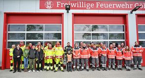 Nach der gemeinsamen Übung von DRK, ASB und Feuerwehr Göhl stellten sich die Einsatzkräfte zu einem gemeinsamen Gruppenbild vor dem Gebäude der Feuerwehr Göhl auf. Wegen der fortgeschrittenen Zeit und anderer Termine konnten leider nicht mehr alle Feuerwehrkameraden beim Fototermin anwesend sein.