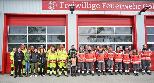 Nach der gemeinsamen Übung von DRK, ASB und Feuerwehr Göhl stellten sich die Einsatzkräfte zu einem gemeinsamen Gruppenbild vor dem Gebäude der Feuerwehr Göhl auf. Wegen der fortgeschrittenen Zeit und anderer Termine konnten leider nicht mehr alle Feuerwehrkameraden beim Fototermin anwesend sein.