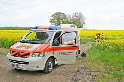 Die Drohnengruppe des ASB hat ihren „Flugplatz“ am Rande eines Rapsfelds eingerichtet.
