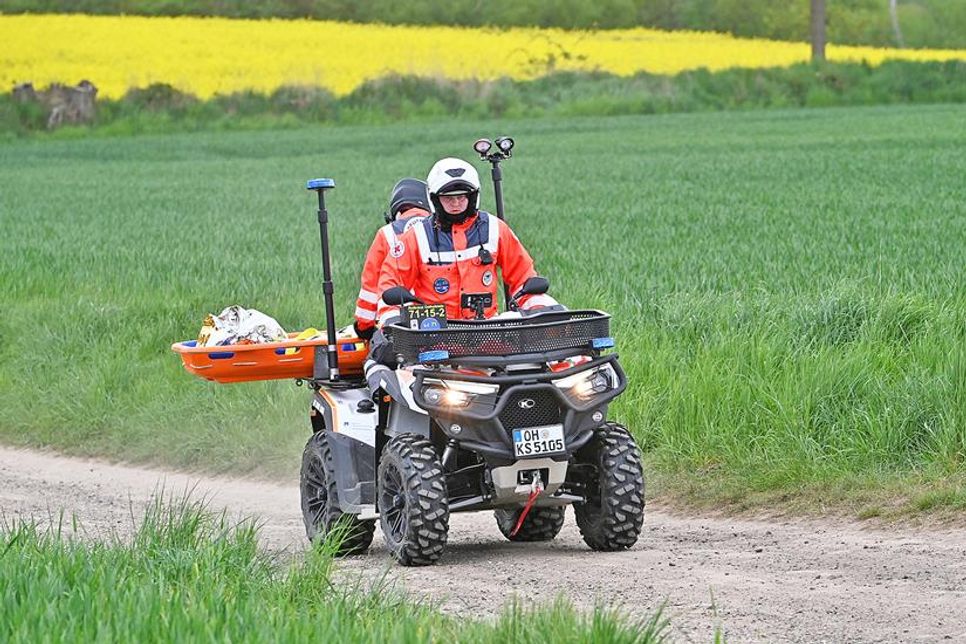 Eine geborgene Person wird durch ein Quad des DRK Süsel abtransportiert.