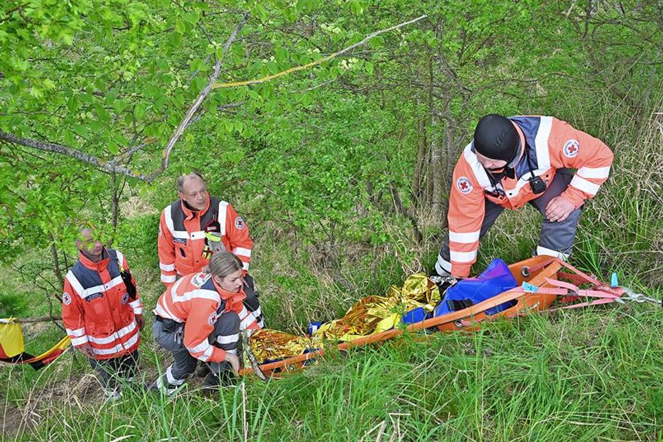 Schwierige Personenbergung per Korbtrage und Seilwinde durch Helfer:innen des DRK.