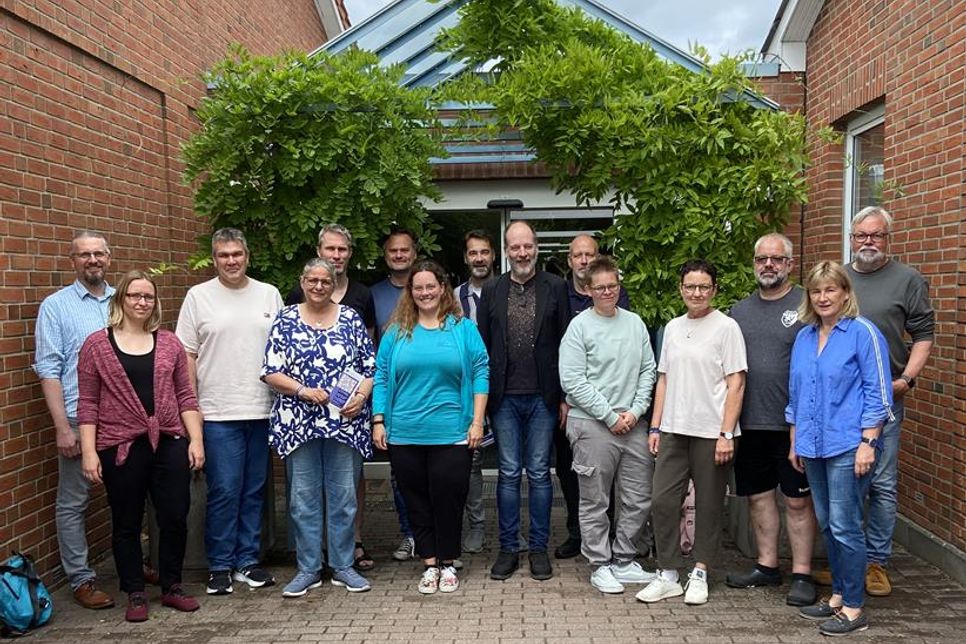 Eines von vielen Orga-Treffen in der Werkstatt für angepasste Arbeit Oldenburg: Getragen von einem engagierten Ostholsteiner Netzwerk aus Haupt- und Ehrenamtlichen, Einrichtungen, Vereinen und Initiativen.