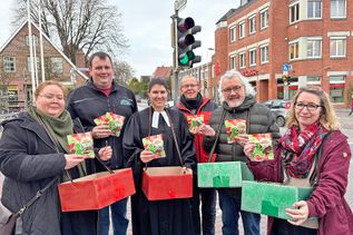 Laden zur „Pop-up-Church“ an der Kreuzung am Garnkorb ein (v.l.): Eva Rahnenführer, Hannes Bohnhoff, Carolin Lilienthal, Carsten Berthold-Clausen, Jürgen Faehling und Yasmin Glatthor.