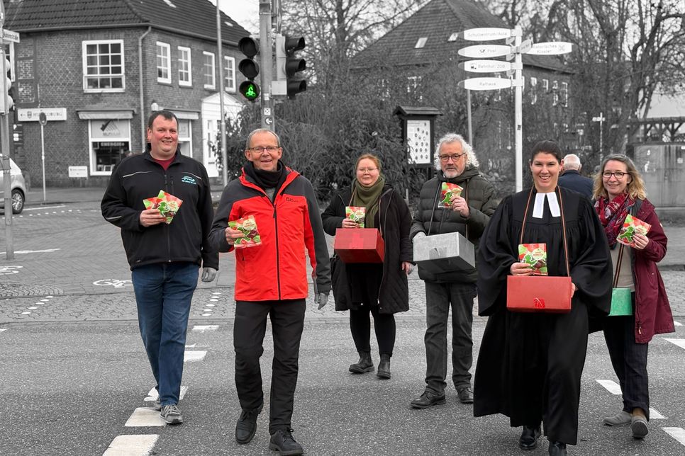 Laden zur „Pop-up-Church“ an der Kreuzung am Garnkorb ein (v.l.): Eva Rahnenführer, Hannes Bohnhoff, Carolin Lilienthal, Carsten Berthold-Clausen, Jürgen Faehling und Yasmin Glatthor.