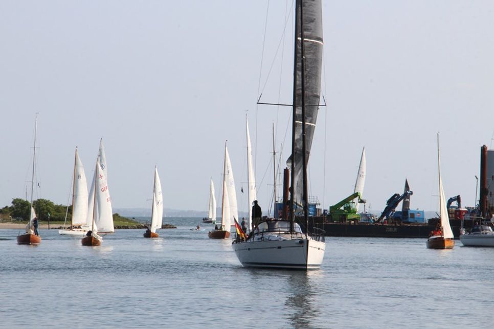 Die Yachten kehren am Nachmittag zurück und lassen sich vom Jungfernstieg aus besonders schön beobachten.