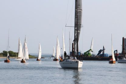 Die Yachten kehren am Nachmittag zurück und lassen sich vom Jungfernstieg aus besonders schön beobachten.