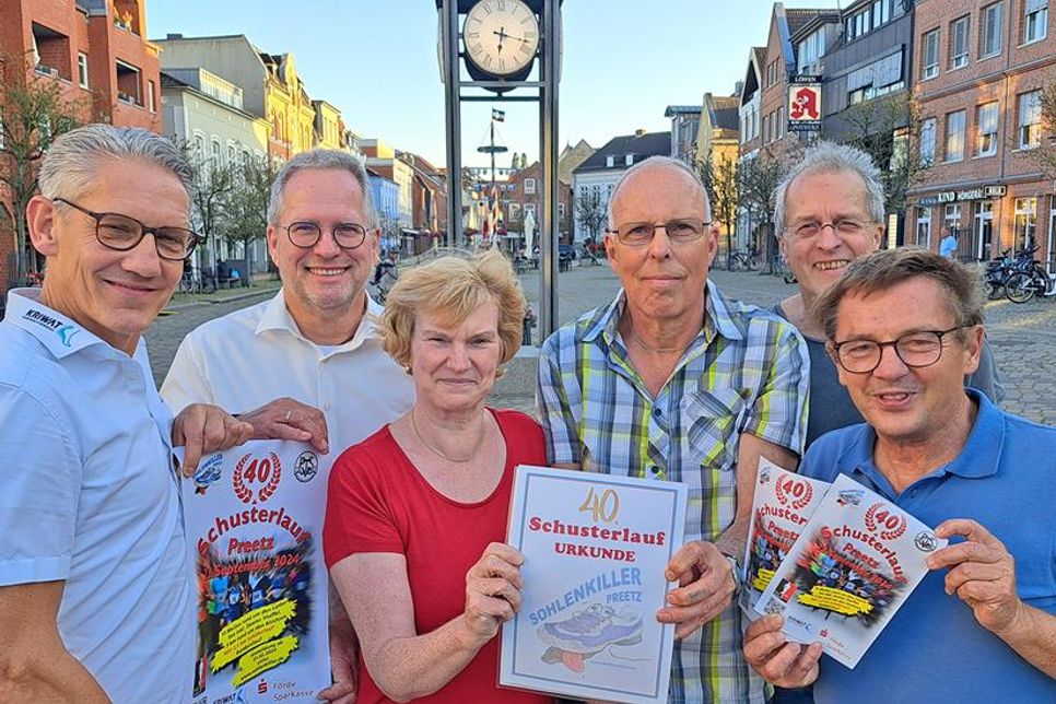 Freuen sich auf einen weiteren erfolgreichen Schusterlauf (von links): die Sponsoren Holger Kriwat von der Kriwat GmbH, Ralf Reikat von der Förde Sparkasse sowie das Orga-Team Erika und Christian Zabel, Norbert Tietjens und Joachim Uliczka.