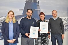 Nach der Vertragsunterzeichnung gab es ein Foto der Beteiligten mit der Urkunde. V.l. Friederike Lisch (IHK), Cem Selvi (tk MS), Maike Wuttke (GSP), Schulleiter Markus Oddey (GSP)