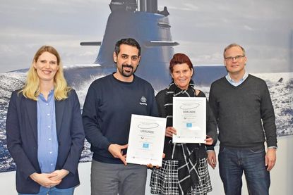 Nach der Vertragsunterzeichnung gab es ein Foto der Beteiligten mit der Urkunde. V.l. Friederike Lisch (IHK), Cem Selvi (tk MS), Maike Wuttke (GSP), Schulleiter Markus Oddey (GSP)