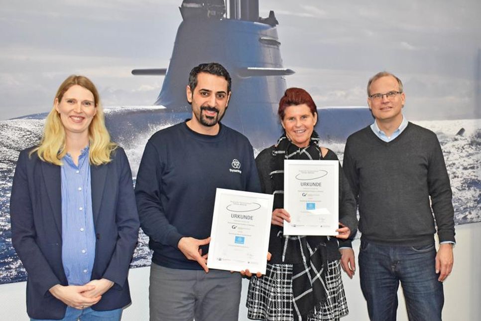 Nach der Vertragsunterzeichnung gab es ein Foto der Beteiligten mit der Urkunde. V.l. Friederike Lisch (IHK), Cem Selvi (tk MS), Maike Wuttke (GSP), Schulleiter Markus Oddey (GSP)