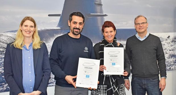 Nach der Vertragsunterzeichnung gab es ein Foto der Beteiligten mit der Urkunde. V.l. Friederike Lisch (IHK), Cem Selvi (tk MS), Maike Wuttke (GSP), Schulleiter Markus Oddey (GSP)