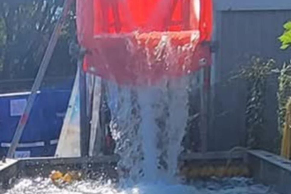 Ein Wasserfall gehört zu den Attraktionen auf dem THW-Gelände am Voßberg.