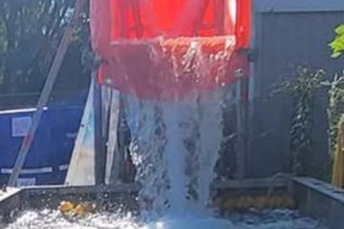 Ein Wasserfall gehört zu den Attraktionen auf dem THW-Gelände am Voßberg.