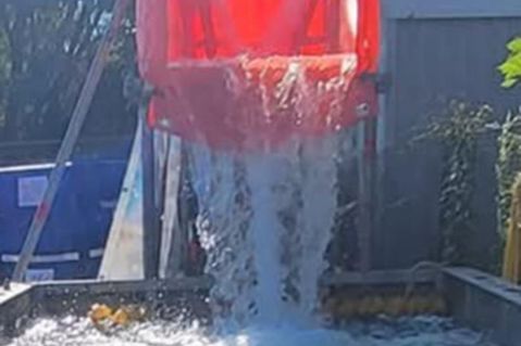 Ein Wasserfall gehört zu den Attraktionen auf dem THW-Gelände am Voßberg.