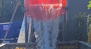 Ein Wasserfall gehört zu den Attraktionen auf dem THW-Gelände am Voßberg.