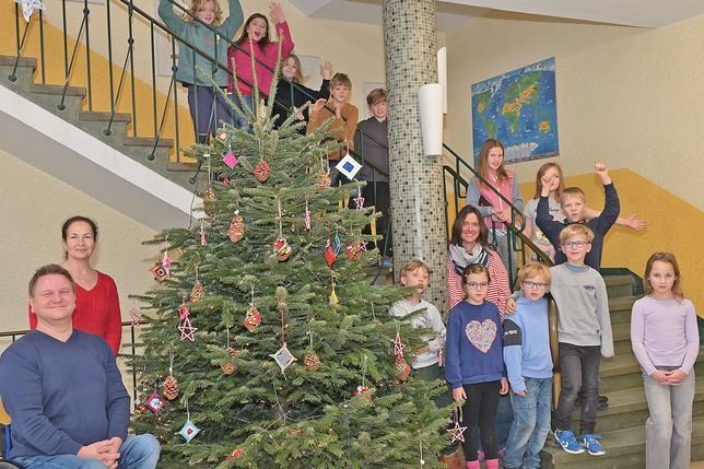 Die Vorstandsmitglieder des Förderverein der Breitenauschule Plön (v. l.) Jana Hegeholz, zweite Vorsitzende, und Kassenwart Oliver Franz, Schulleiterin Bettina Eßl und die Kinder der Breitenauschule bedanken sich für die tolle Unterstützung und wünschen d