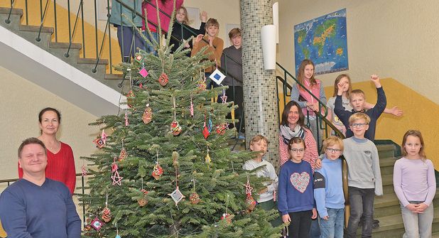 Die Vorstandsmitglieder des Förderverein der Breitenauschule Plön (v. l.) Jana Hegeholz, zweite Vorsitzende, und Kassenwart Oliver Franz, Schulleiterin Bettina Eßl und die Kinder der Breitenauschule bedanken sich für die tolle Unterstützung und wünschen d