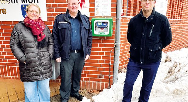 Erneute Förderung durch Bluhme Jebsen Stiftung: Stockelsdorfs Feuerwehrgerätehäuser nun alle mit mobilen Defibrillatoren ausgestattet