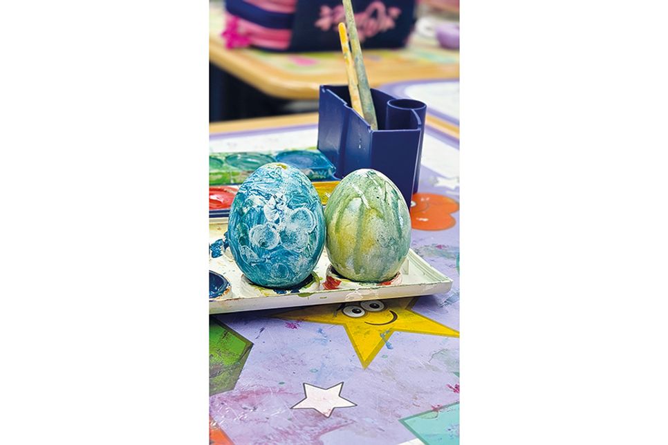 GGS-Strand Europaschule und Jugendfeuerwehr Timmendorfer Strand: Gemeinsames Ostereier bemalen