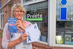 Ruth Fischer präsentiert den „StadtGutschein“, den es im Wert von 5, 10 und 20 Euro gibt und der in der Tourist-Info erhältlich ist.