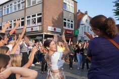 Besonders schöne Momente beim Tanz in den Straßen: Eine Tänzerin aus Uruguay interagiert mit den Zuschauern.