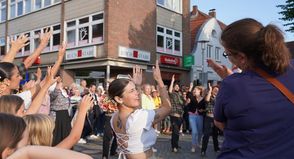 Besonders schöne Momente beim Tanz in den Straßen: Eine Tänzerin aus Uruguay interagiert mit den Zuschauern.