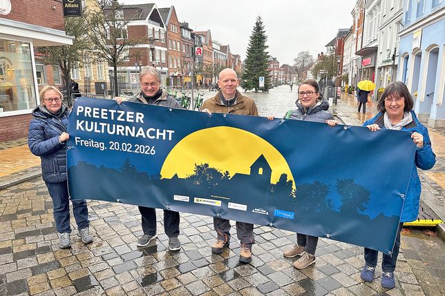 Die erste gemeinsame Aktion: Erika und Gerhard Jaeger, Vereinschef Thies Harm und Stellvertreterin Marlies Scheller sowie Susanne Stökl (v.l.) präsentieren ein Kulturnacht-Banner, das in der Güterstraße in Bahnhofnähe aufgehängt wurde.