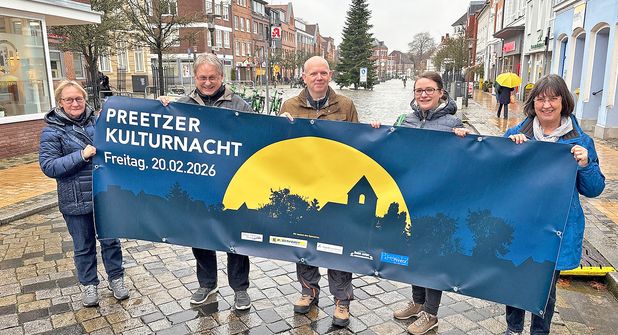 Die erste gemeinsame Aktion: Erika und Gerhard Jaeger, Vereinschef Thies Harm und Stellvertreterin Marlies Scheller sowie Susanne Stökl (v.l.) präsentieren ein Kulturnacht-Banner, das in der Güterstraße in Bahnhofnähe aufgehängt wurde.