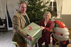 Mechtild Piechulla, 1. Vorsitzende des Kinderschutzbundes, mit dem Präsidenten des Rotary Club Neustadt-Ostsee, Rüdiger Nittritz.