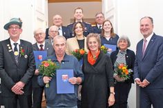 Kreispräsidentin Hildegard Mersmann und Landrat Björn Demmin verliehen die Ehrennadeln an (von links, hinten) Christian Braun, Clemens Lüth und Eckard Klein, (von links, mitte) Uwe Köberlein, Walter Hardt, Anna-Luise Rost und Inka-Friederike Meyer sowie (